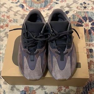 YEEZY 700 Mauve